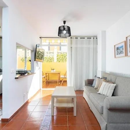 Daire Ocean Breeze,pool,easy Parking,chill Out